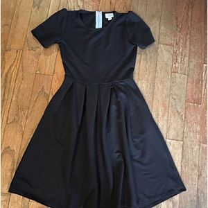 Black LuLaRoe dress size XS nice stretch. Knee length zips up the back